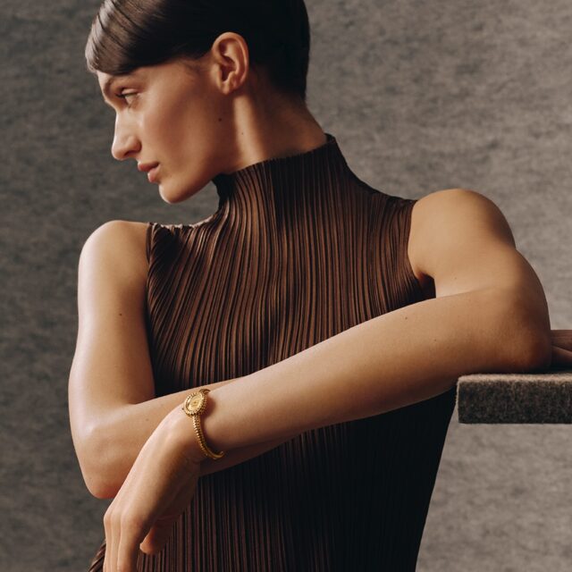 Cartier official retailer | Bracelet, case, dial: the creation is fully studded with a clou de Paris motif.